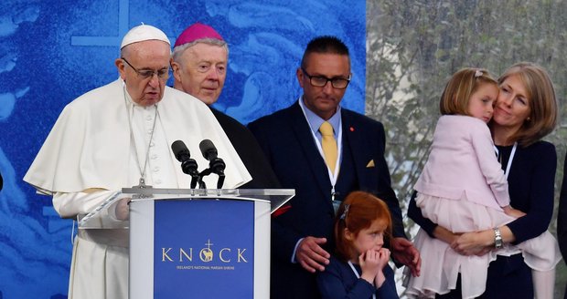 „Prosím o odpuštění za tyto hříchy,“ žádá papež v Irsku. Ať rezignuje, oponuje arcibiskup