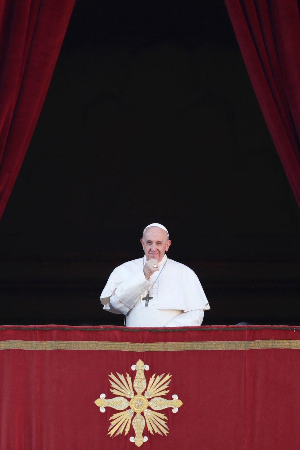 Papež František v tradičním vánočním poselství Městu a světu (Urbi et orbi) dnes vyzval k ukončení konfliktů zejména v zemích Blízkého východu (25. 12. 2019)