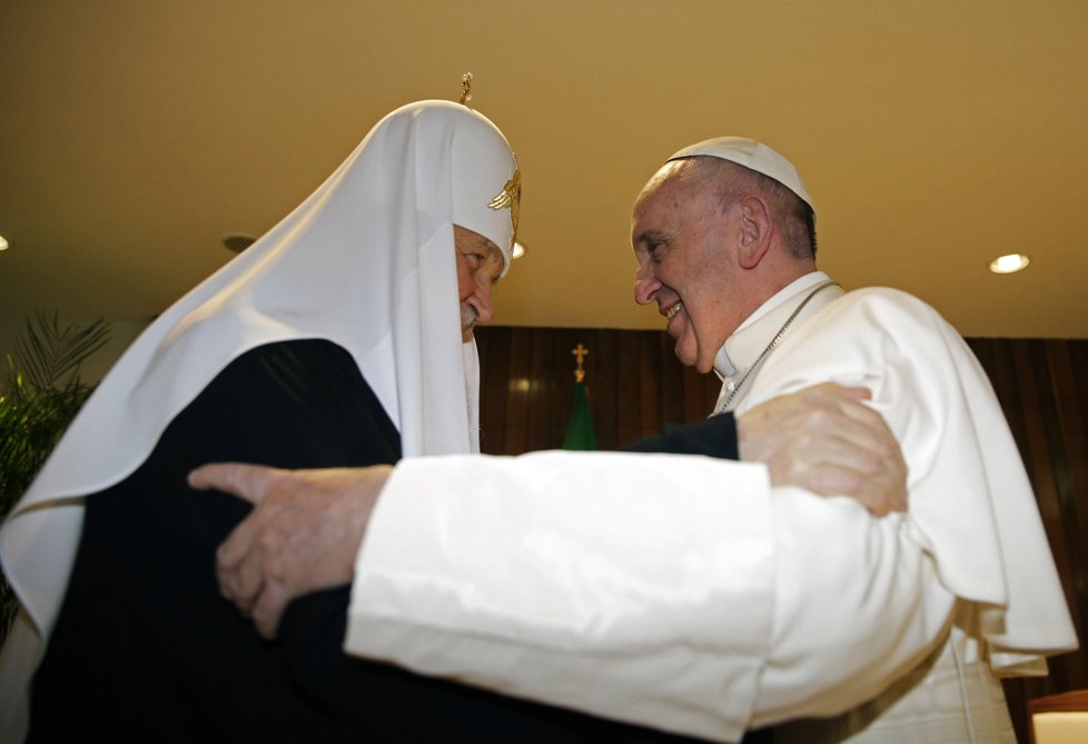 Papež zavítal na Kubu. Setkal se i s ruským patriarchou Kirillem.