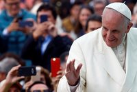 Setkání papeže a prezidenta Kolumbie narušil novinář. Běžel si pro požehnání