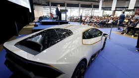 Papežovo Lamborghini se prodalo v aukci za 715.000 eur