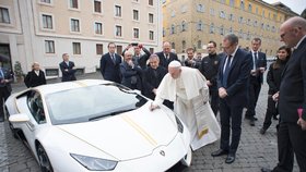 Papežovo Lamborghini se prodalo v aukci za 715.000 eur