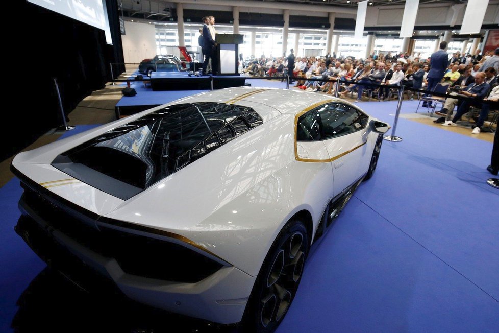 Papežovo Lamborghini se prodalo v aukci za 715.000 eur.