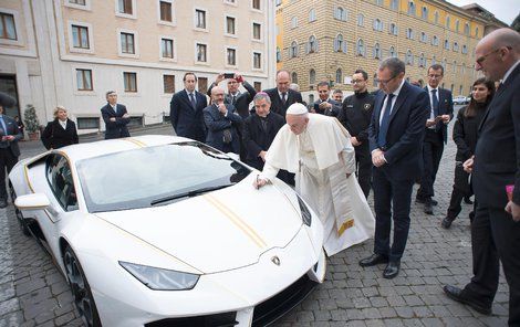 Dodal autu hodnotu papežův podpis?