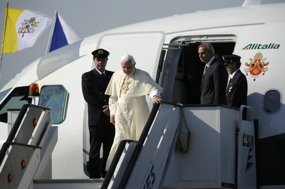 První den návštěvy papeže Benedikta XVI. v Česku, 26. září v Praze. Papež vystupuje z letadla na letišti v Praze-Ruzyni.