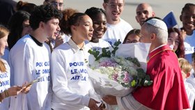 Papež Lev XIV. dorazil na návštěvu Francie, vítali ho Macron s manželkou Brigitte (25.9.2026)