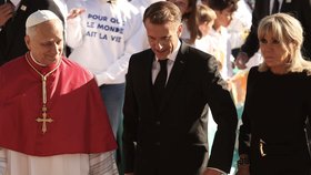 Papež Lev XIV. dorazil na návštěvu Francie, vítali ho Macron s manželkou Brigitte (25.9.2026)