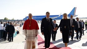 Papež Lev XIV. dorazil na návštěvu Francie, vítali ho Macron s manželkou Brigitte (25.9.2026)