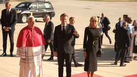 Papež Lev XIV. dorazil na návštěvu Francie, vítali ho Macron s manželkou Brigitte (25.9.2026)