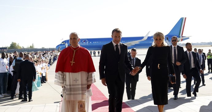 Papež Lev XIV. dorazil na návštěvu Francie, vítali ho Macron s manželkou Brigitte (25.9.2026)