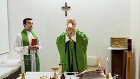 První fotografie papeže Lva XIV. po operaci, při které mu odstranili část plíce kvůli zhoubnému nádoru