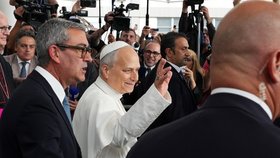 Papež Lev XIV. opustil nemocnici. (17.10.2026)