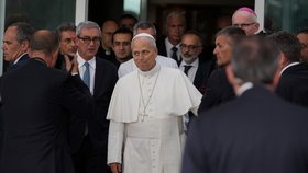 Papež Lev XIV. opustil nemocnici. (17.10.2026)