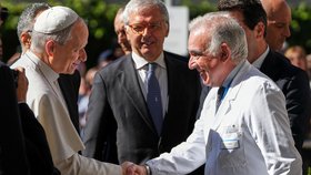 Papež Lev XIV. odjel do římské nemocnice, kde podstoupí operaci.