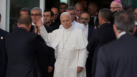 Papež Lev XIV. opustil nemocnici. (17.10.2026)