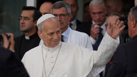Papež Lev XIV. opustil nemocnici. (17.10.2026)