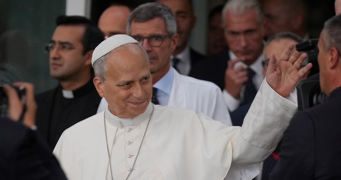 Papež Lev XIV. opustil nemocnici. (17.10.2026)