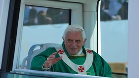 Papež Benedikt XVI. odjíždí v papamobilu od pódia k letadlu a žehná poutníkům.