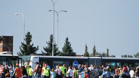 Poutníci míří po skončení papežské mše k autobusům linky C, které je zadarmo odvezly k hlavnímu nádraží v centru Brna