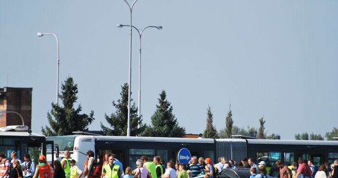 Poutníci míří po skončení papežské mše k autobusům linky C, které je zadarmo odvezly k hlavnímu nádraží v centru Brna