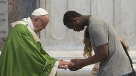 Papež František během páteční mše, kterou sloužil za imigranty, poděkoval všem, kdo o běžence pečují.