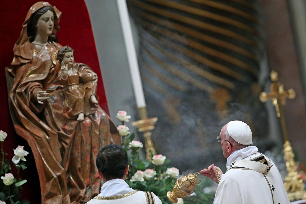 Papež František během tradiční vánoční mše ve Vatikánu.