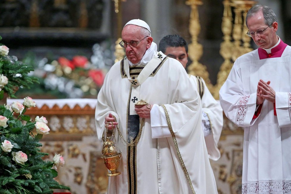 Papež František během tradiční vánoční mše ve Vatikánu.