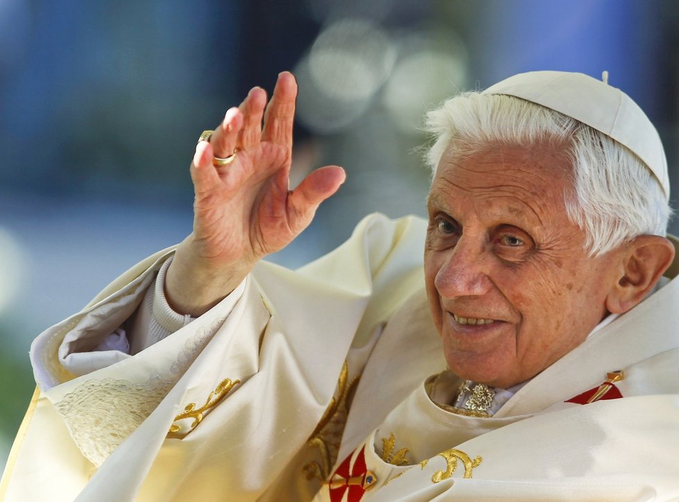 Papež mává davu z papamobilu