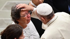 Papež přijal pozůstalé po obětech teroristického útoku v Nice.