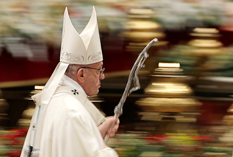 Papež v novoroční mši znovu vyzval k pomoci uprchlíkům.