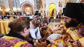 Patriarcha Kirill při mytí nohou