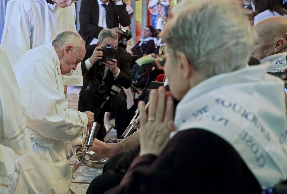 Papež František omývá nohy na Zelený čtvrtek 2014.