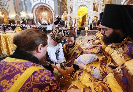 Patriarcha Kyril při mytí nohou.