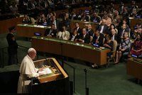 Gayové, antikoncepce a kolonizace. Papež se před světovými vůdci „rozjel“