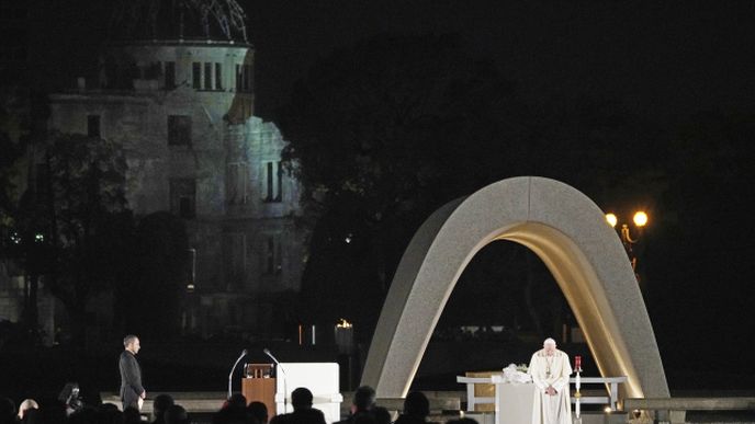 Papež František navštívil japonská města Hirošimu a Nagasaki.