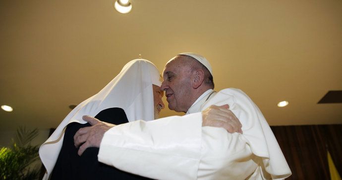 Papež a ruský patriarcha vyzvali k obnově jednoty církví.