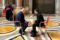 Dominantní Trump i nervózní Zelenskyj. Expertka na řeč těla o VIP hostech na pohřbu papeže