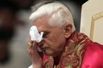 Benedikt XVI. prý oslepl na jedno oko