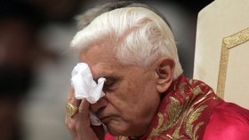 Benedikt XVI. prý oslepl na jedno oko