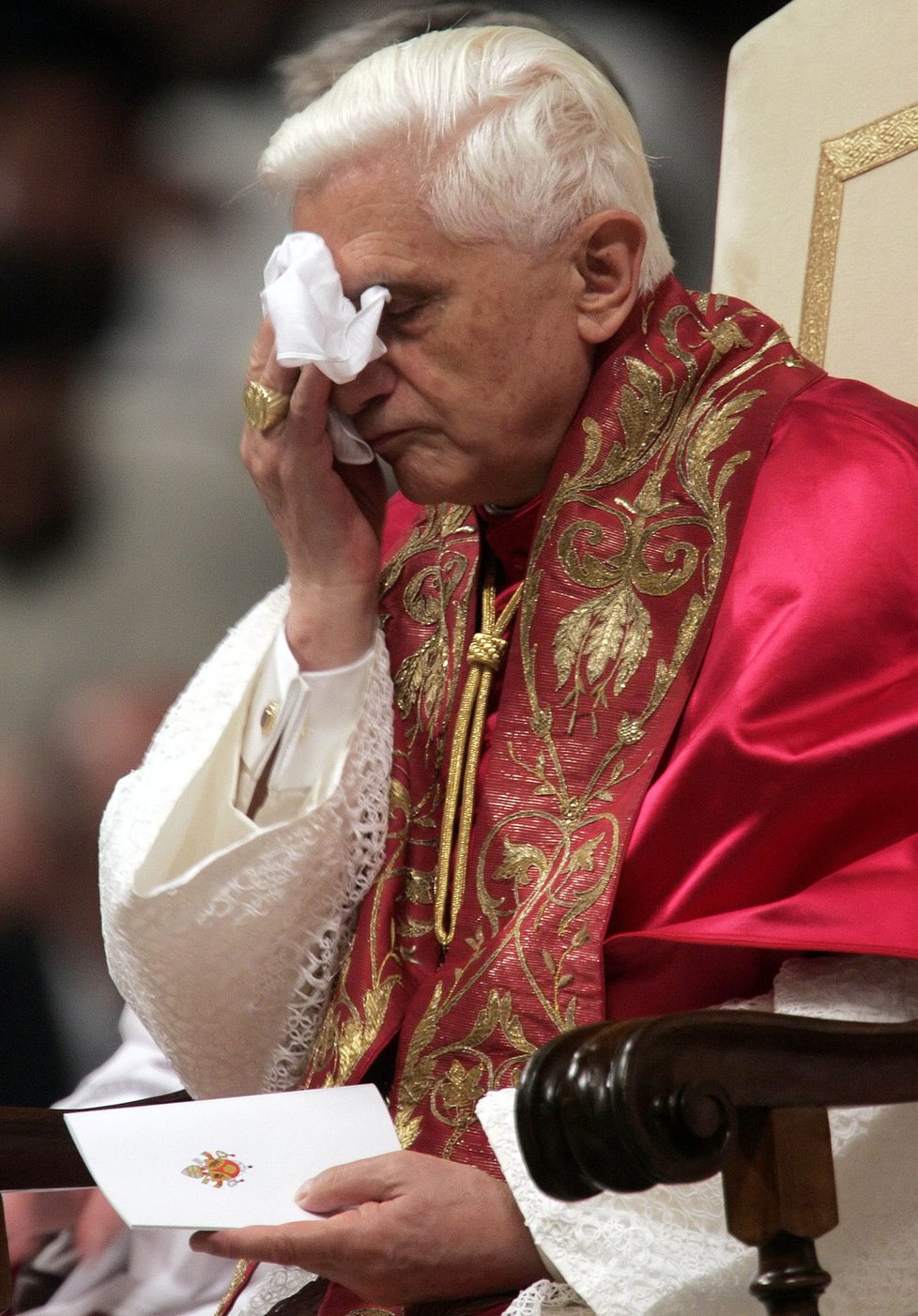 Řijen 2005 - Benedikt XVI. si otírá obličej během mše ve Vatikánu