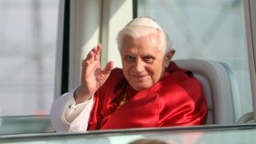 Papež Benedikt XVI. se zdraví se věřícími při návštěvě Česka