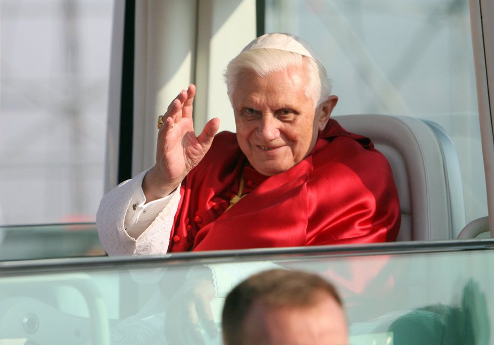 Papež Benedikt XVI. se zdraví se věřícími při návštěvě Česka