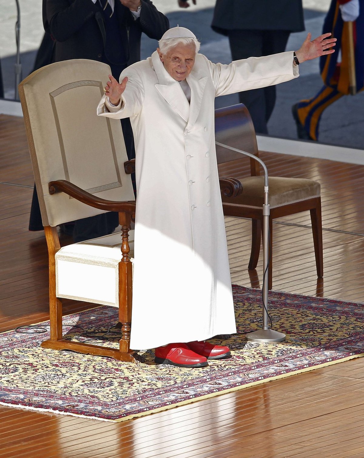 Benedikt XVI. opouští svůj úřad.