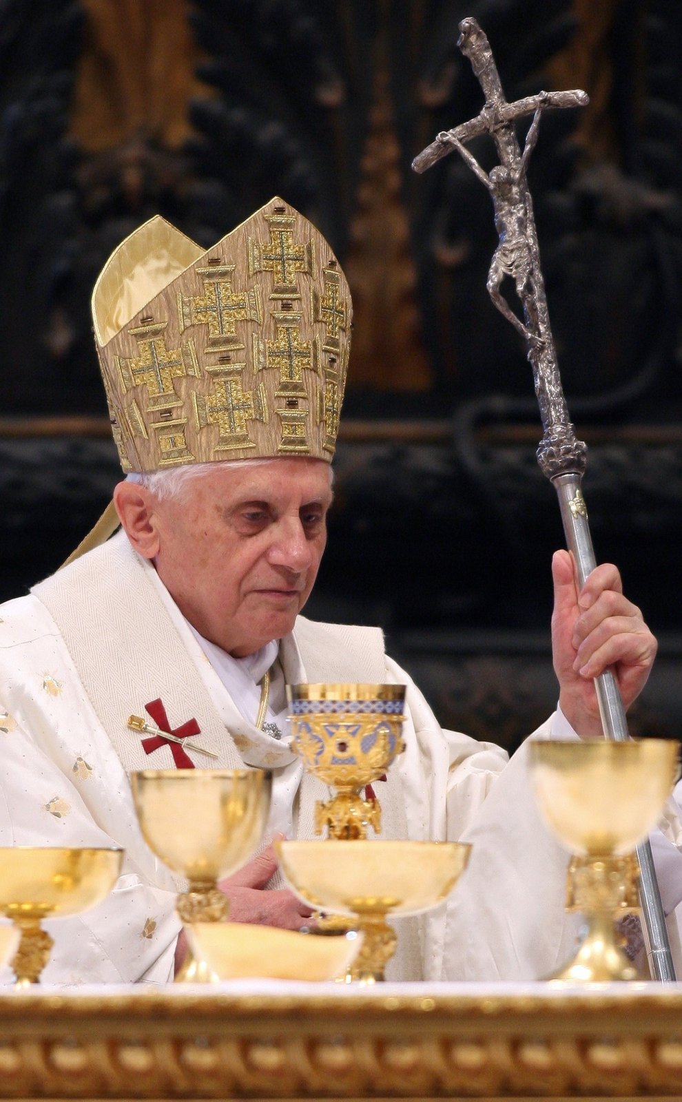 Benedikt XVI. opouští svůj úřad.