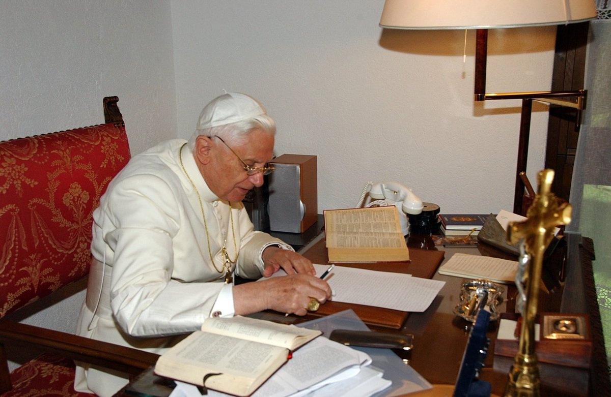 Benedikt XVI. opouští svůj úřad.