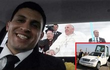 Drsné: Za fotku s papežem mu hrozí vězení!