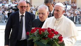 Papež František dnes v Palermu důrazně odsoudil zločineckou mafii. Nejvyšší představitel římskokatolické církve navštívil správní středisko Sicílie s cílem uctít památku kněze Giuseppe Puglisiho, kterého před 25 lety mafie zavraždila (15.9.2018).