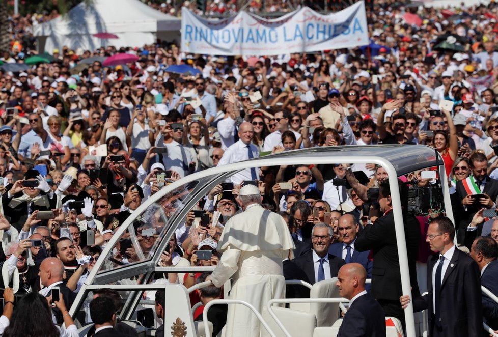 Papež František dnes v Palermu důrazně odsoudil zločineckou mafii. Nejvyšší představitel římskokatolické církve navštívil správní středisko Sicílie s cílem uctít památku kněze Giuseppe Puglisiho, kterého před 25 lety mafie zavraždila (15.9.2018).