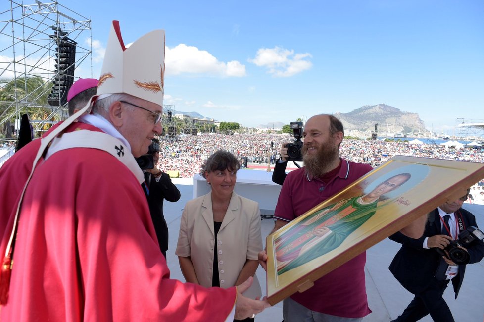 Papež František navštívil 15.9. sicilské Palermo, kde kromě slavnostní mše uctil také památku památku kněze Giuseppe Puglisiho, kterého před 25 lety zavraždila mafie.