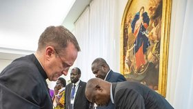 Papež František poctil aktem pokory představitele Jižního Súdánu, když se sehnul na kolena a políbil každému nohy. Papež s nimi jednal o možnostech odvrácení civilní války